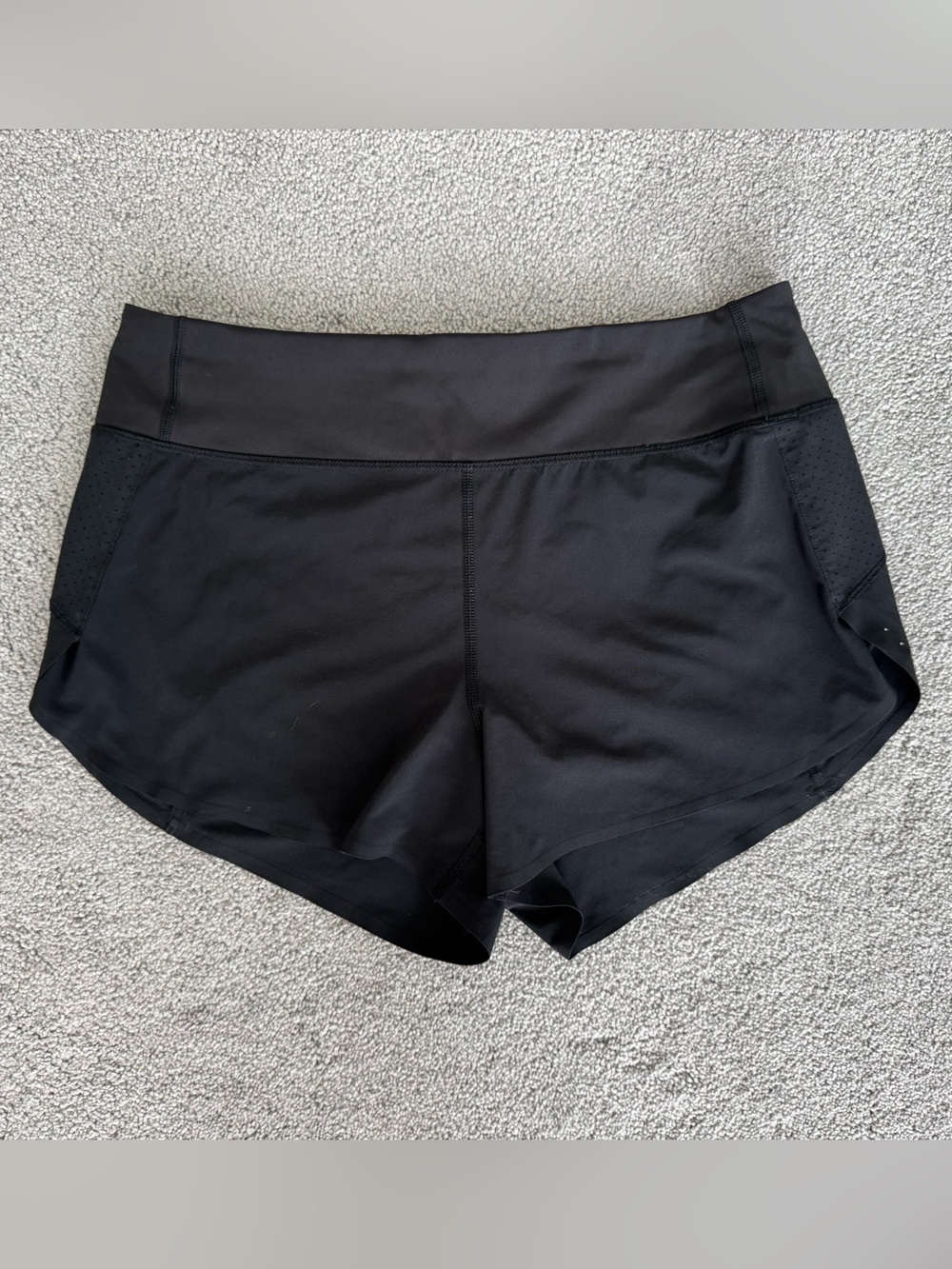 Athleta run with it 3.5” shorts